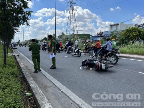 Công an khám nghiệm hiện trường.