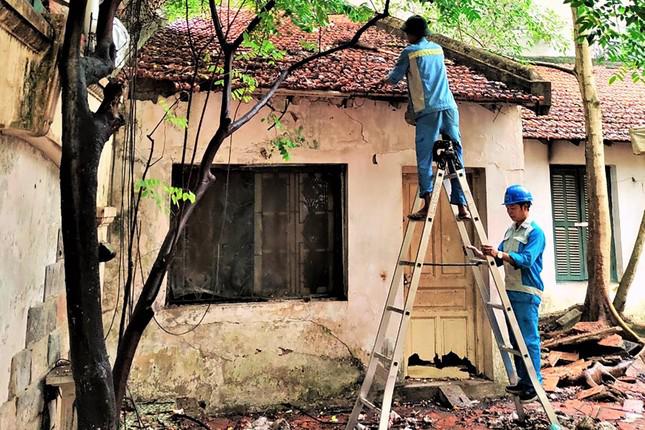 Công nhân dọn dẹp vệ sinh trong khuôn viên biệt thự 12 Nguyễn Chế Nghĩa. Ảnh: PV