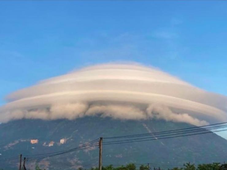 Nóng trong tuần: Giải mã sự xuất hiện của đám mây khổng lồ hình đĩa bay trên núi Bà Đen