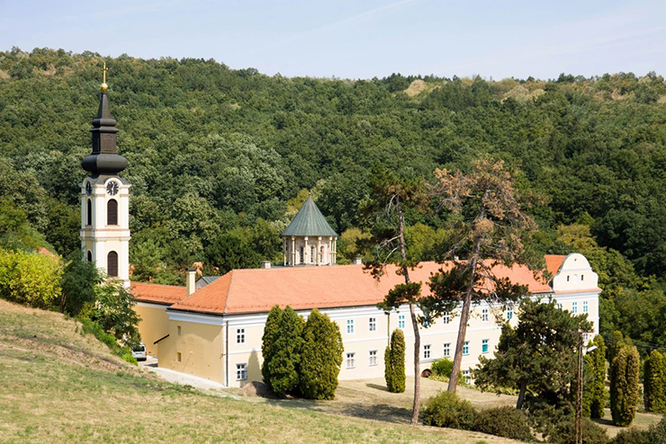 3. Công viên vườn quốc gia Fruška Gora

Tu viện Novo Hopovo nằm trong vườn quốc gia Fruška Gora là công viên lâu đời nhất ở Serbia. Có không dưới 20 tu viện trong công viên. Bạn sẽ có một chuyến đi cực kỳ đáng giá nếu tới nơi này.
