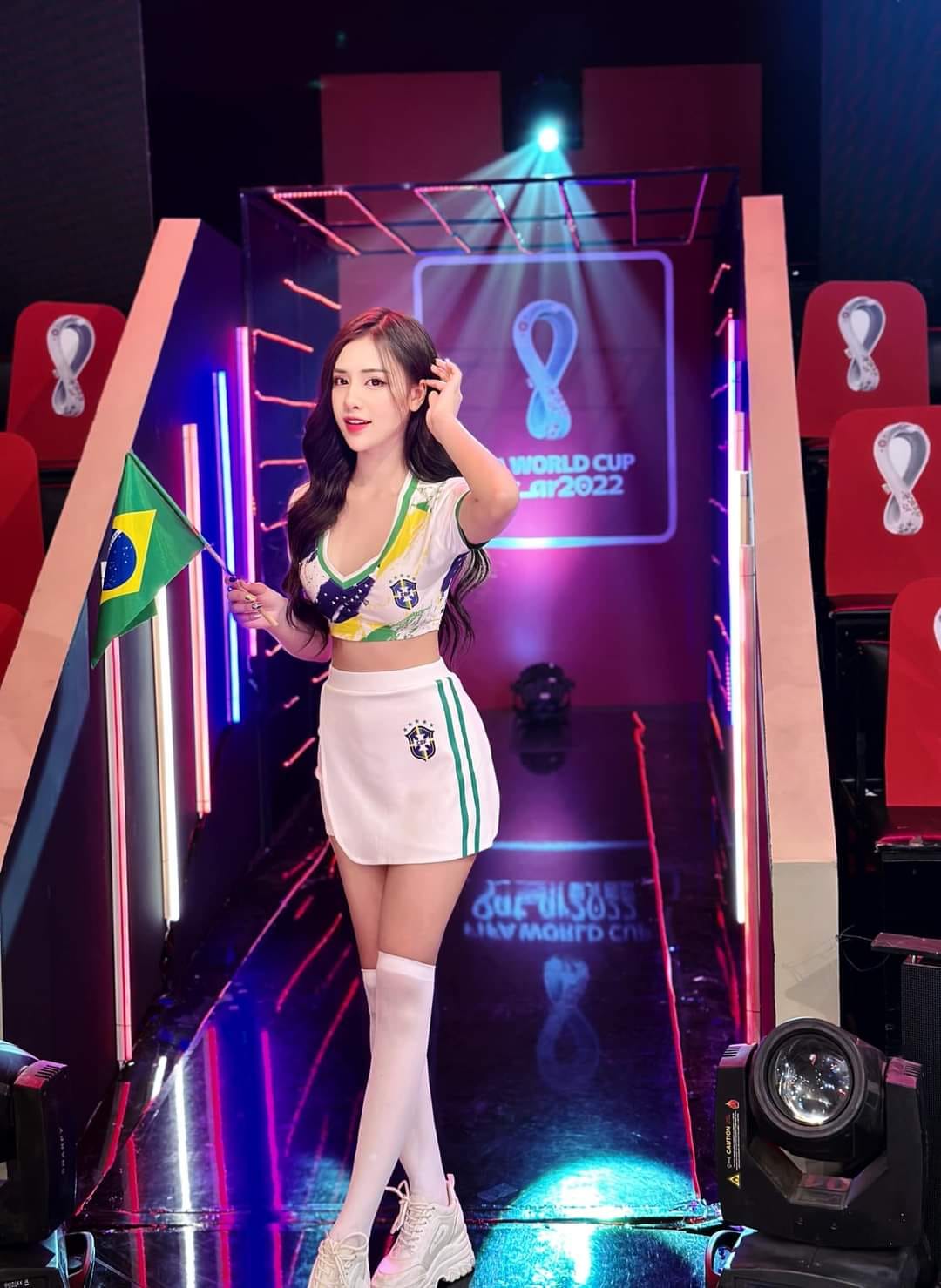 Hot girl 2K1 cổ vũ Brazil: Facebook cá nhân &#34;hot&#34; gấp 10 lần nhờ &#34;Nóng cùng World Cup&#34; - 5