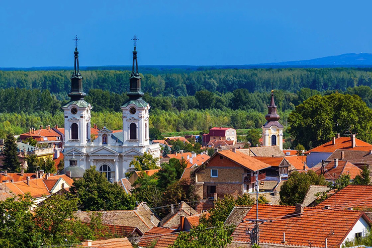 4. Sremski Karlovci

Sremski Karlovci là một trong những thị trấn nổi tiếng và hấp dẫn nhất ở Vojvodina.&nbsp;Nơi này có những nhà thờ cổ kính đẹp như tranh vẽ, nhiều không gian xanh, những vườn nho ấn tượng, một trong số đó cho phép công chúng ghé thăm.
