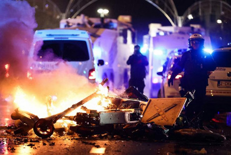 Bỉ thua sốc Morocco: CĐV gây bạo loạn đập phá, đốt xe, tấn công cảnh sát