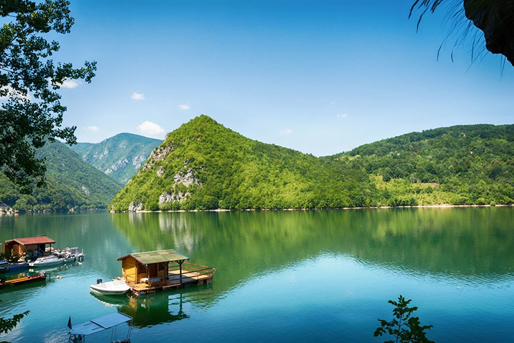 8. Vườn quốc gia Tara

Tara là một khu vực có vẻ đẹp tự nhiên ở phía tây Serbia, được tuyên bố là công viên quốc gia vào năm 1981. Hồ Perucac ở đây rất thơ mộng, ít khách du lịch nên bạn có thể tận hưởng không khí thanh bình ở nơi này.
