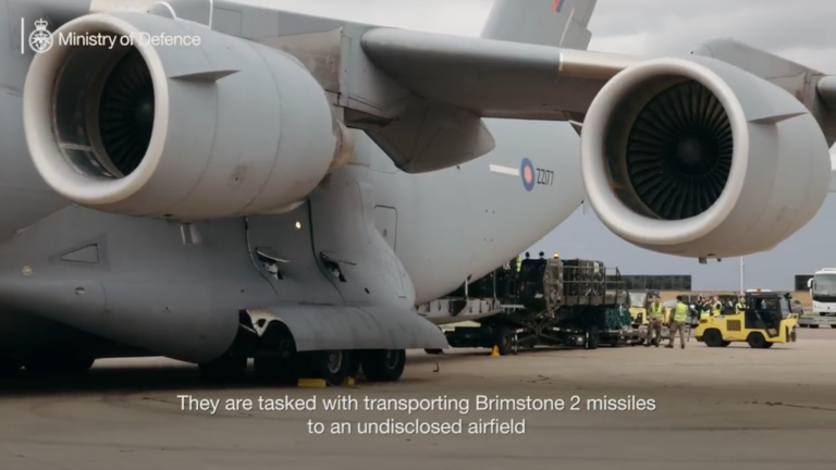Quân đội Anh vận chuyển tên lửa Brimstone 2 viện trợ cho Ukraine lên máy bay (ảnh: RT)