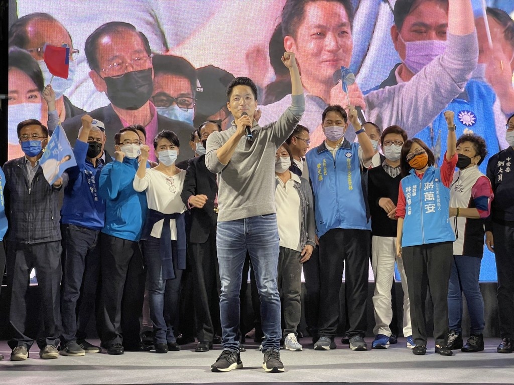 Ông Tưởng Vạn An và các thành viên đảng KMT ăn mừng chiến thắng bầu cử (ảnh: RT)