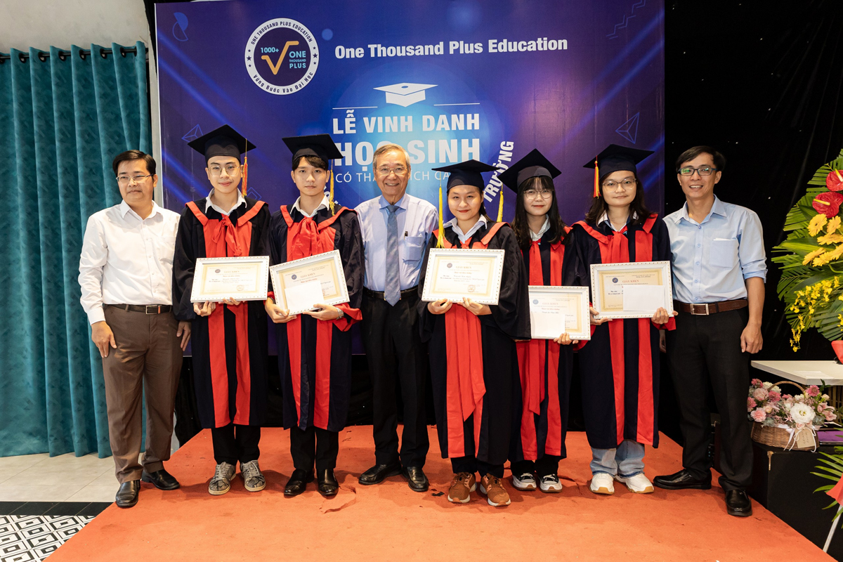 Nhà giáo ưu tú Kim Vĩnh Phúc, ông Nguyễn Hải Hà và thầy Trần Văn Đúng trao phần thưởng cho các em.