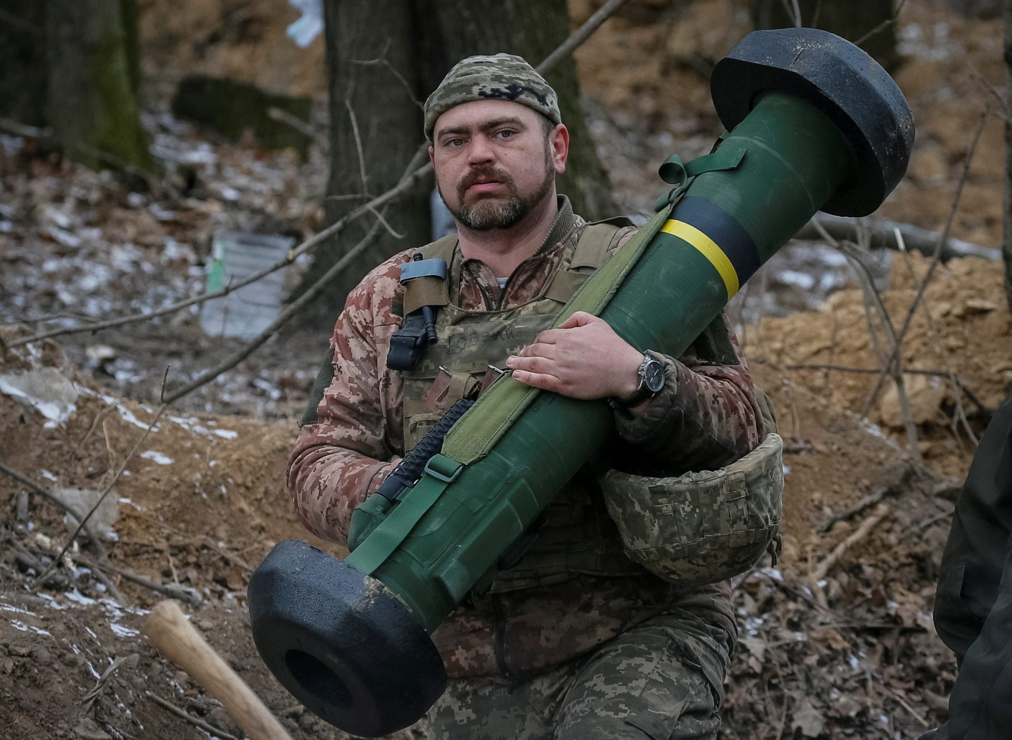 Binh sĩ Ukraine cầm trên tay tên lửa chống tăng Javelin do Mỹ cung cấp.