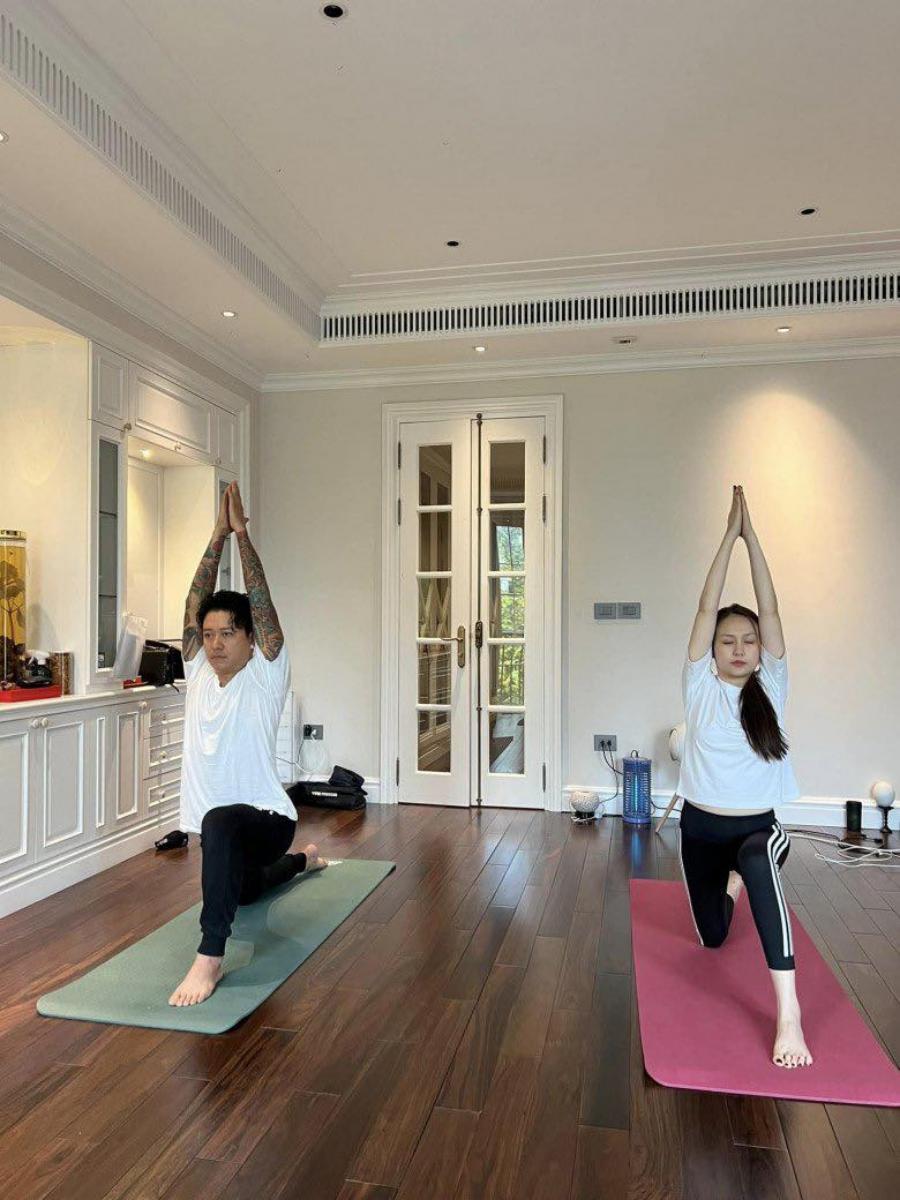 Bà xã Tuấn Hưng “3 con vẫn như gái son” nhờ tập yoga - 3