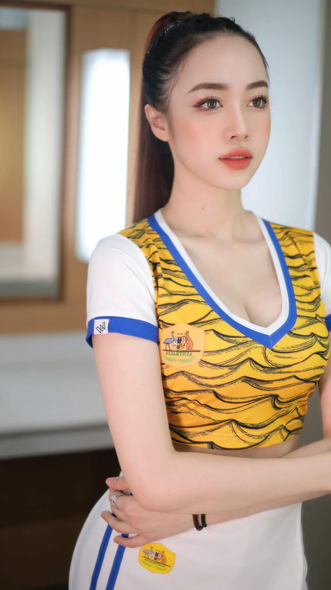 Phạm Thu Hằng (sinh năm 1996, quê Quảng Ninh) là một trong 32 hot girl "Nóng cùng World Cup 2022". 
