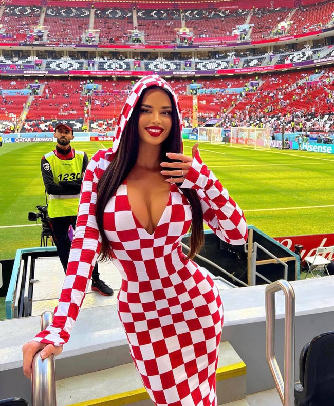 Mặc dù đã có những quy định về trang phục của cổ động viên khi đến Qatar theo dõi trận đấu nhưng có vẻ như có nhiều cô nàng vẫn thích gây sự chú ý.
