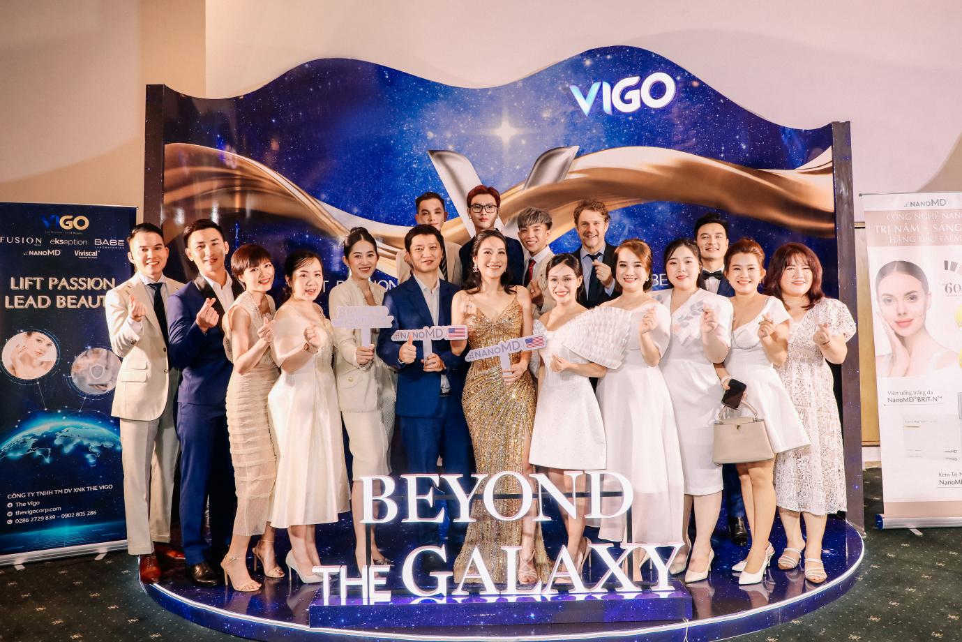 Đội ngũ The Vigo Group chụp hình kỷ niệm tại sự kiện Beyond The Galaxy.