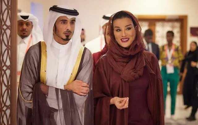 Cựu hoàng hậu Sheikha Mozah&nbsp;xuất hiện cùng hoàng tử Qatar mới đây.