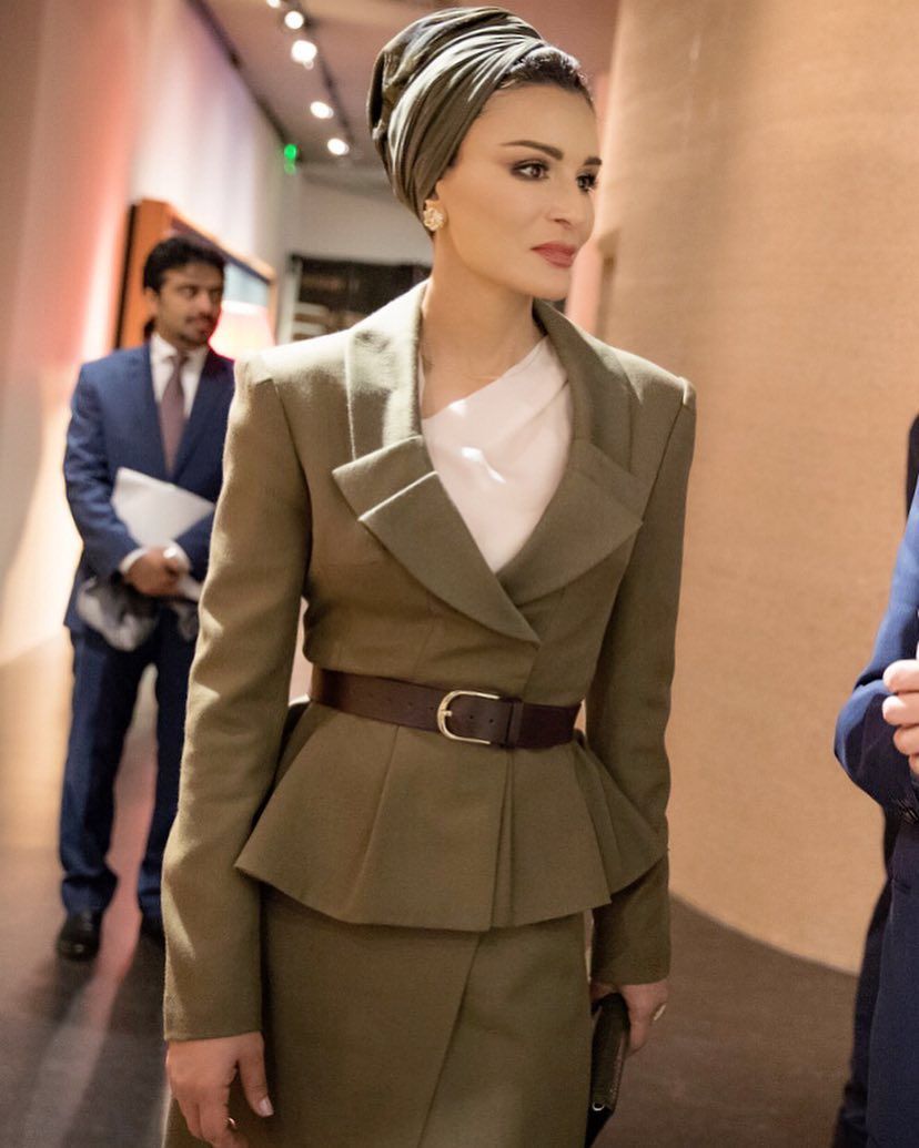 Cựu hoàng hậu Qatar cứ xuất hiện là lại khiến "thiên hạ trầm trồ" vì vừa trẻ vừa sành điệu - 4