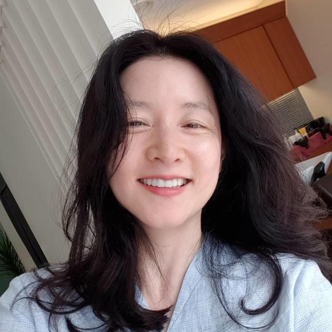 Mặt mộc của Lee Young Ae mịn màng, căng bóng.