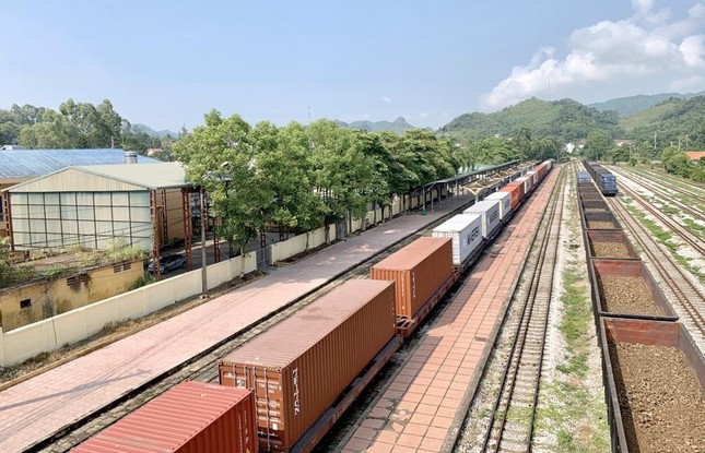 Bộ GTVT trình Chính phủ đề xuất bố trí hơn 800 tỷ đồng đầu tư cải tạo 7 ga hàng hoá đường sắt để phục vụ nhu cầu vận tải liên vận quốc tế.