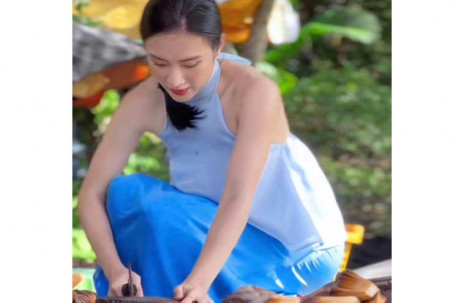 "Cô bé đô con" Angela Phương Trinh mặc yếm chặt dừa vẫn được khen quyến rũ