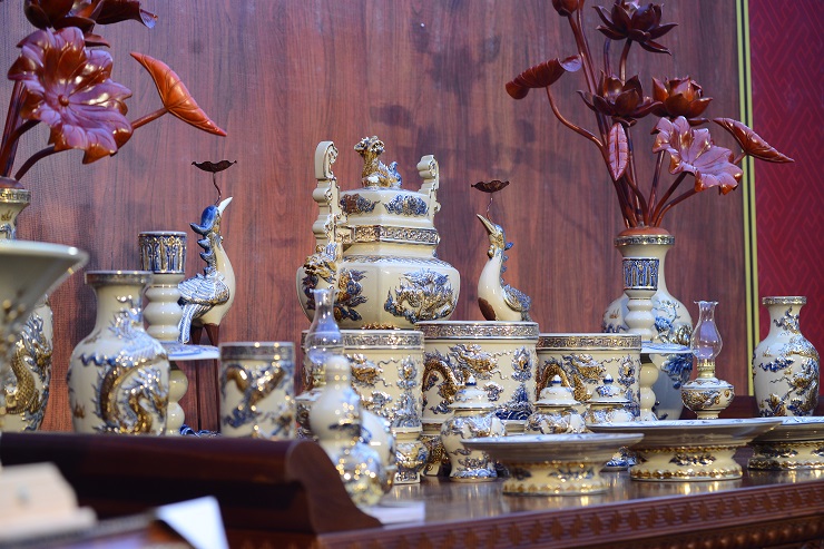 A close-up of an antique gold-painted ceramic set has just been sold for nearly half a billion dong in Hanoi - 1