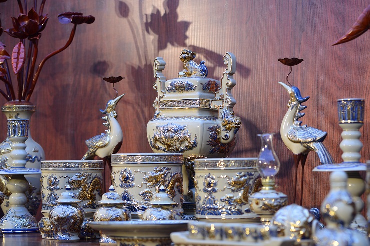 A close-up of an antique gold-painted ceramic set has just been sold for nearly half a billion dong in Hanoi - 4