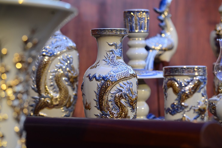 A close-up of an antique gold-painted ceramic set has just been sold for nearly half a billion dong in Hanoi - 2