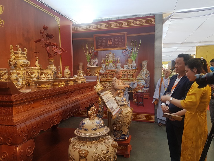 A close-up of a set of ancient glazed ceramics painted in gold has just been sold for nearly half a billion dong in Hanoi - 8