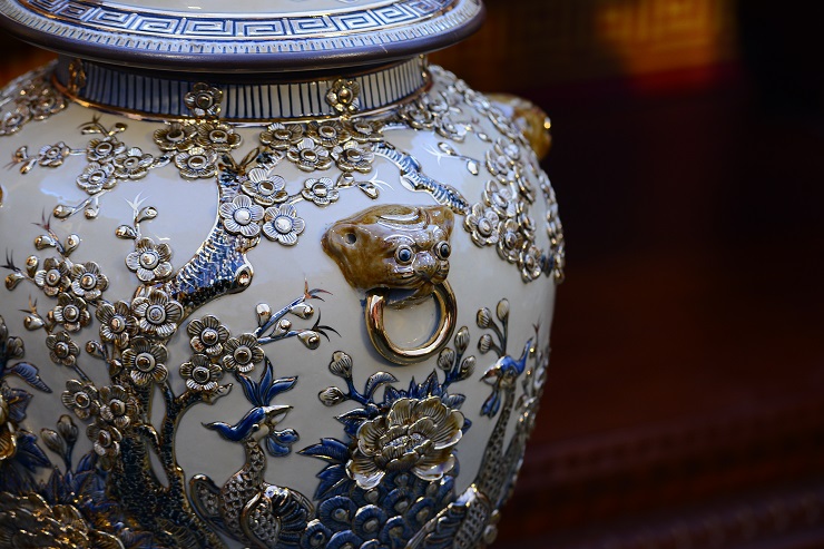 A close-up of a set of gold-painted antique ceramics has just been sold for nearly half a billion dong in Hanoi - 6