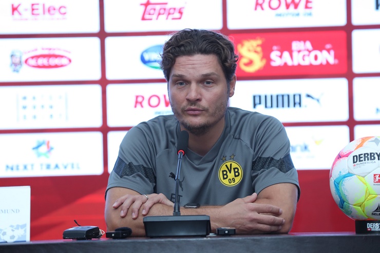HLV&nbsp;Terzic của Dortmund trong buổi họp báo trước trận gặp ĐT Việt Nam