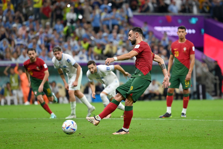 Pha nhảy chân sáo quen thuộc của Bruno Fernandes hạ gục thủ thành Pochet của Uruguay