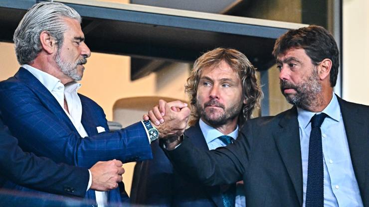 Chủ tịch CLB Juventus - ông&nbsp;Agnelli, phó chủ tịch Nedved và giám đốc điều hành Arrivabene (từ phải sang) đồng loạt từ chức