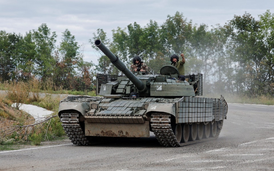 Binh sĩ Ukraine di chuyển trên một chiếc xe tăng gần Bakhmut.