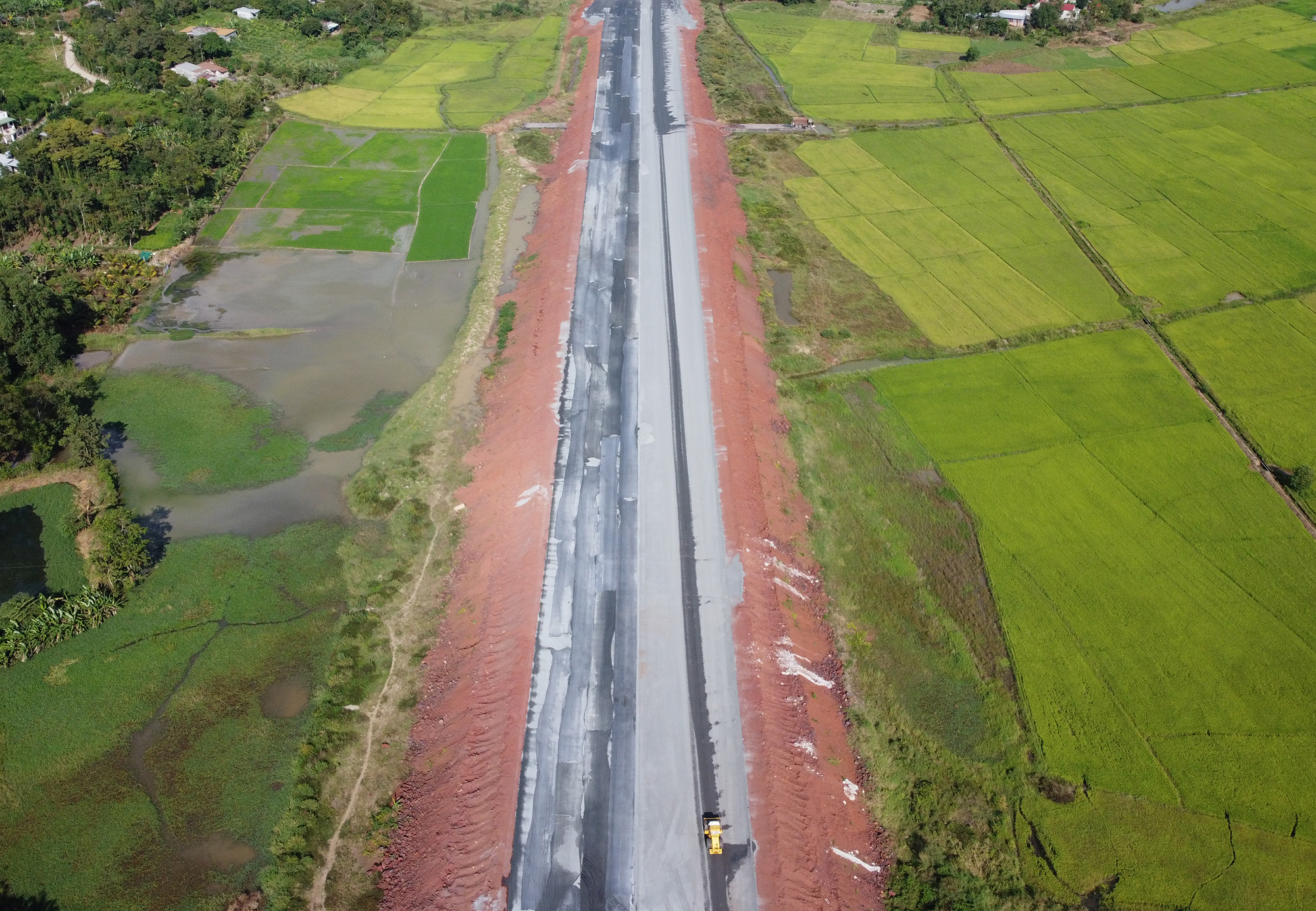 Đoạn dài tuyến cao tốc băng qua cánh đồng, hướng từ huyện Xuân Lộc (Đồng Nai) đi Bình Thuận hiện đang trong giai đoạn trải đá, thi công mặt đường.