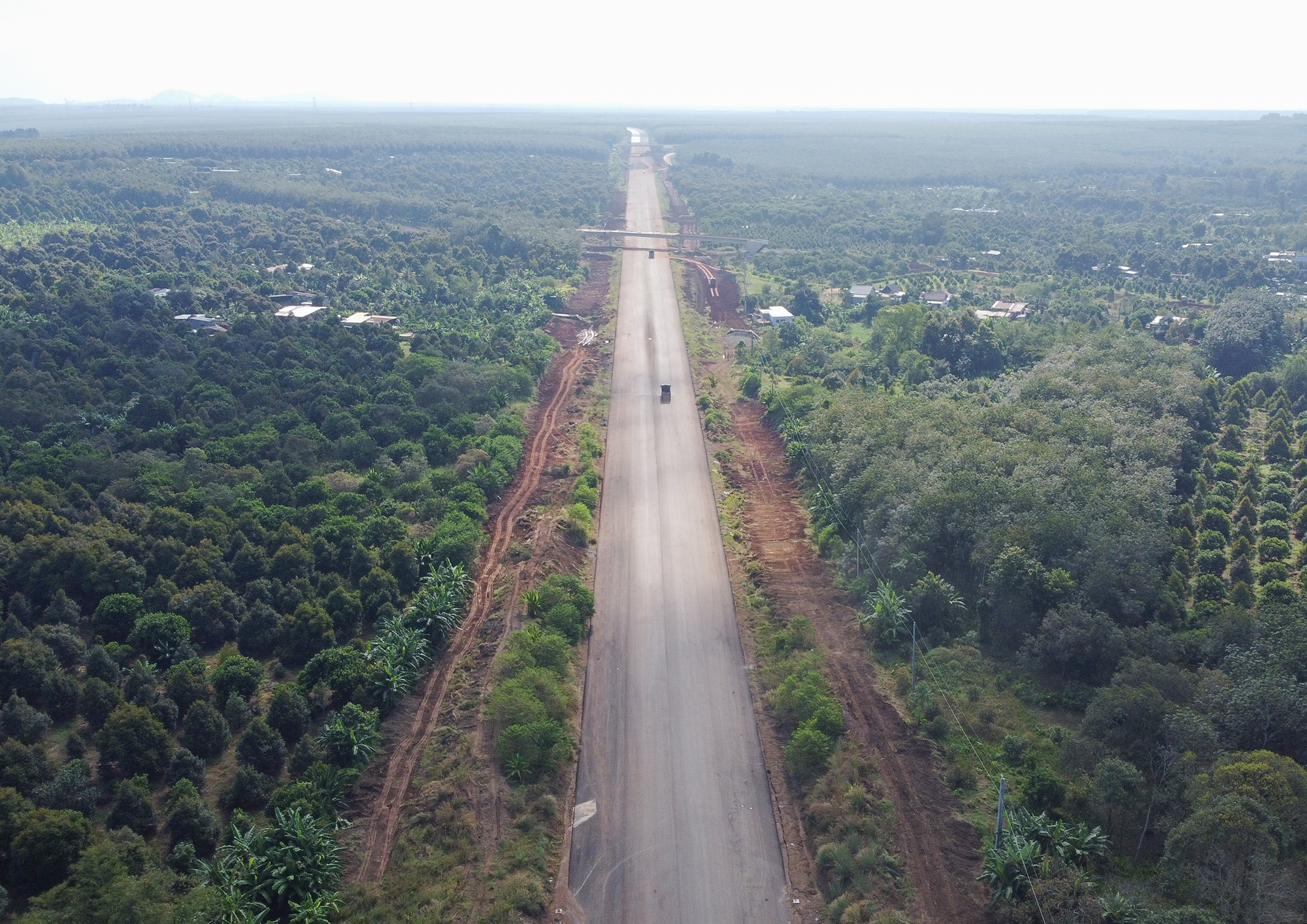 Phần cao tốc đi qua địa bàn tỉnh Đồng Nai dài khoảng 52km, nhiều đoạn đã được trải thảm nhựa. Theo thiết kế, tuyến cao tốc này có chiều rộng mặt đường hơn 32m, quy mô 6 làn xe, vận tốc 120km/h.