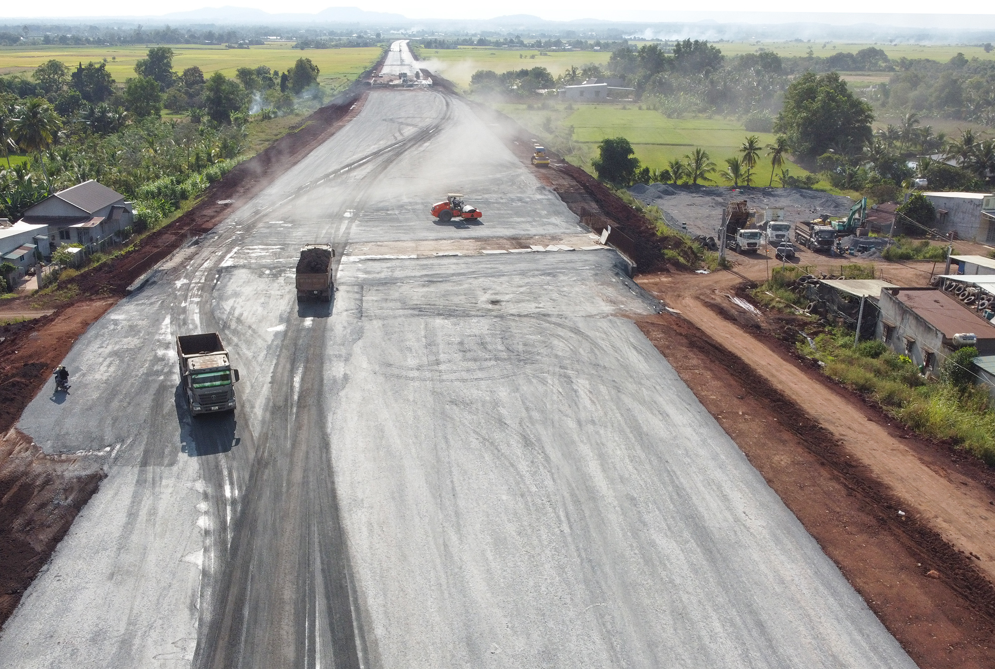 Những ngày cuối tháng 11/2022, công trường cao tốc Dầu Giây - Phan Thiết có nhiều máy móc, xe chuyên dụng cùng công nhân các gói thầu được huy động tối đa, đẩy nhanh tiến độ để thông xe kỹ thuật vào cuối tháng 12/2022.