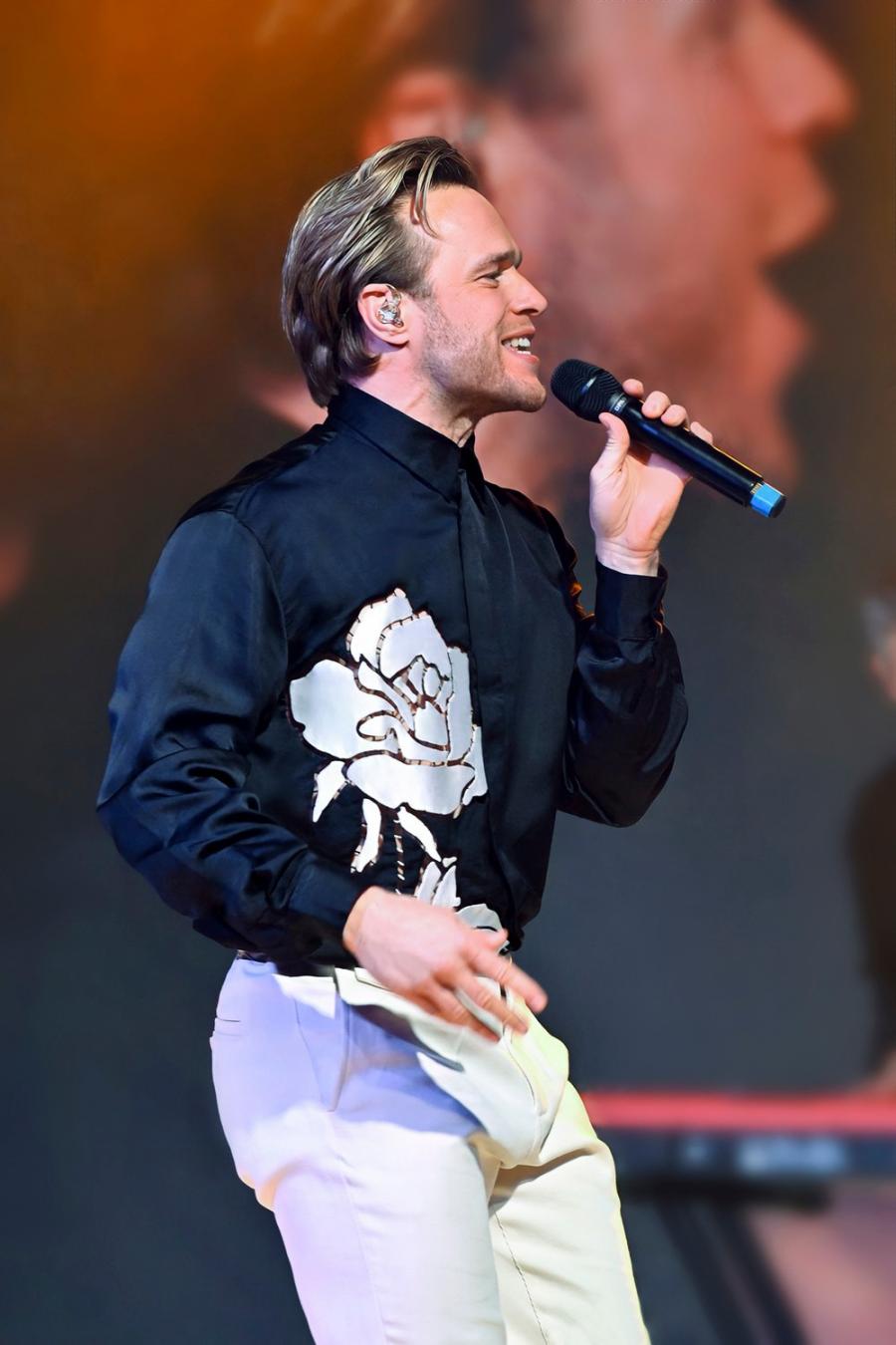 Olly Murs mặc áo sơ mi trong một buổi biểu diễn.