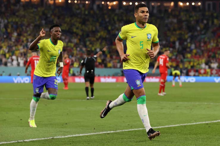 Casemiro hóa giải thế bế tắc cho Brazil để đoạt vé vào vòng 2