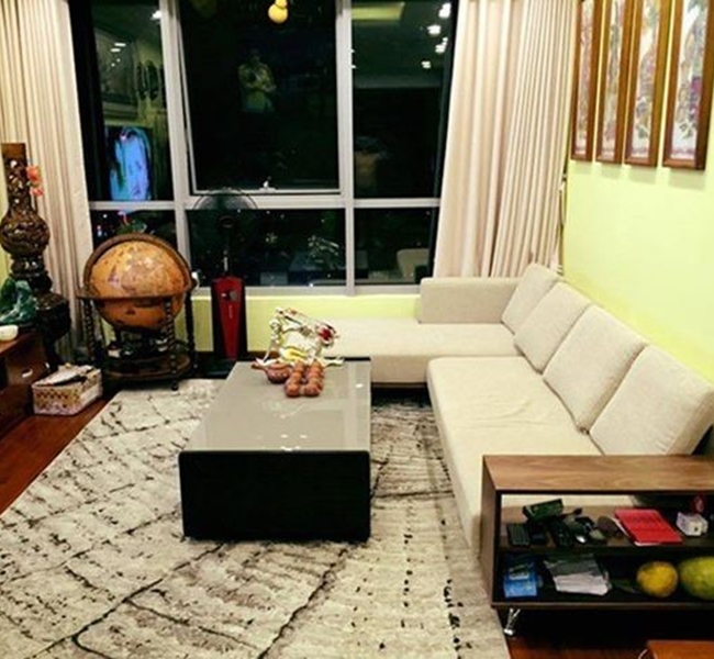 Không gian phòng khách được thiết kế sang trọng với nội thất hiện đại, màu sắc tinh tế hài hòa. 
