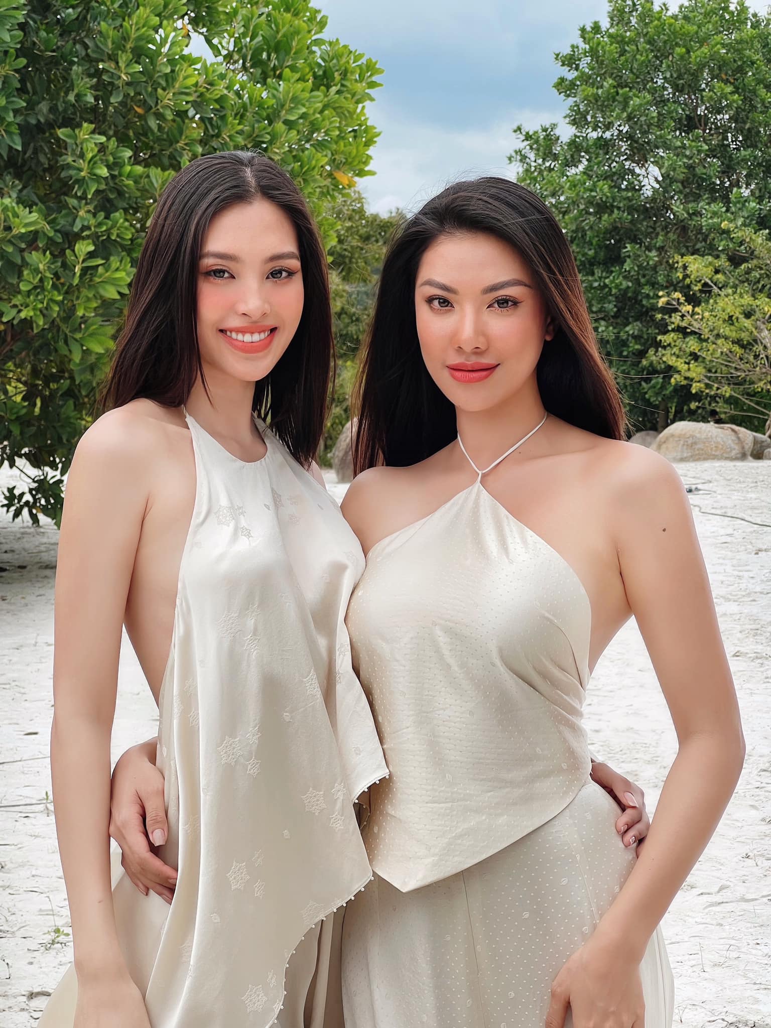 Hai người đẹp Tiểu Vy và Kim Duyên diện thiết kế yếm&nbsp;khoe bờ vai trần và xương quai xanh cực kỳ quyến rũ.