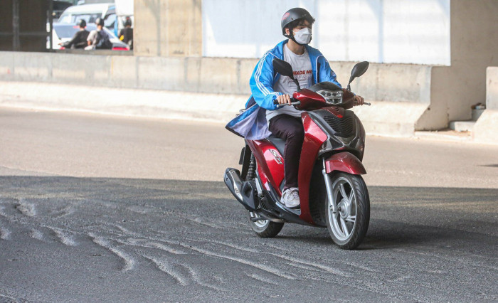 Đáng nói, hơn 2 năm trước, đơn vị thi công đường sắt trên cao Nhổn - ga Hà Nội đã dỡ bỏ rào chắn để hoàn trả hơn 10km đường bộ phía dưới nhưng đến nay, mặt đường trục Cầu Diễn - Hồ Tùng Mậu - Xuân Thủy - Cầu Giấy vào trung tâm thành phố vẫn chằng chịt vết nứt, ổ gà.