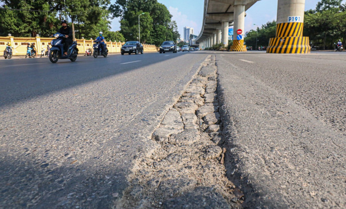 Đoạn qua Nghĩa trang Mai Dịch hướng đi Nhổn một phần mặt giữa đường đang bị xuống cấp, lõm sâu so với các vị trí xung quanh