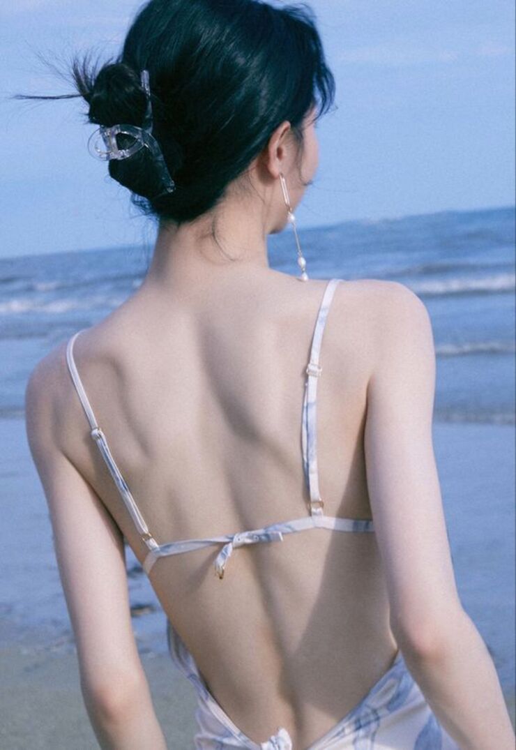 Trang phục hai dây với dáng hở lưng được nhiều cô gái lựa chọn khi chụp hình với bối cảnh biển.
