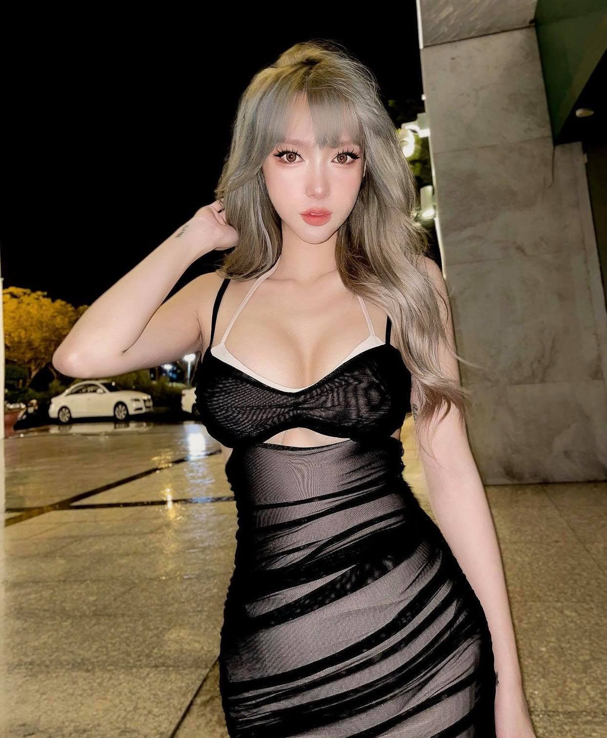 Hot girl Mym Trần vốn nổi bật với phong cách thời trang thu hút. Ở đây, cô chọn diện thiết kế bodycon với lớp lót màu nude bên trong. Dưới ánh đèn flash trang phục có sự tương phản về&nbsp;màu sắc.