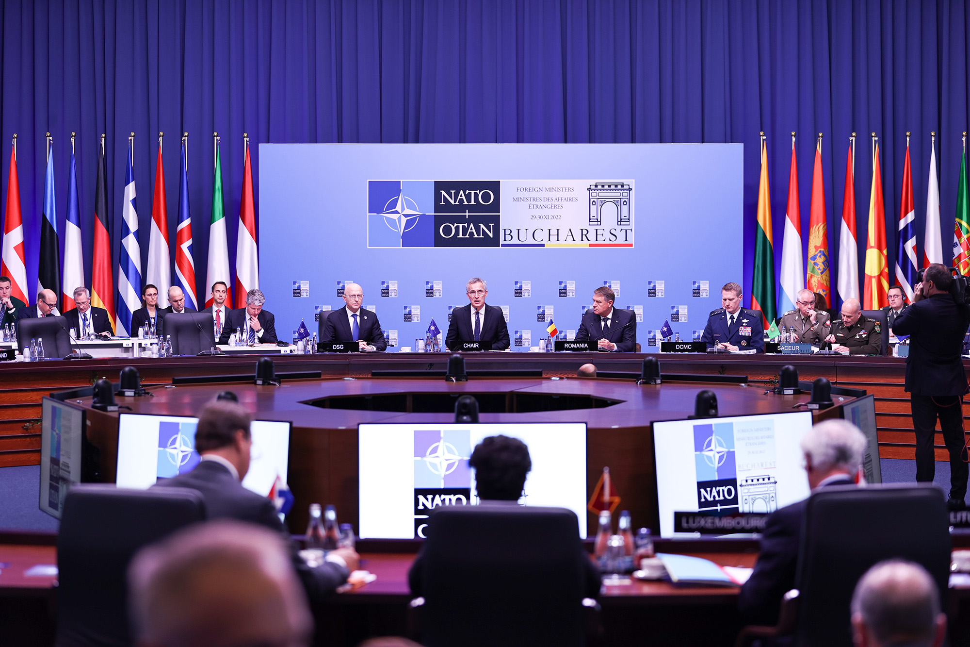 Ngoại trưởng các nước NATO nhóm họp hôm 29/11 (ảnh: CNN)