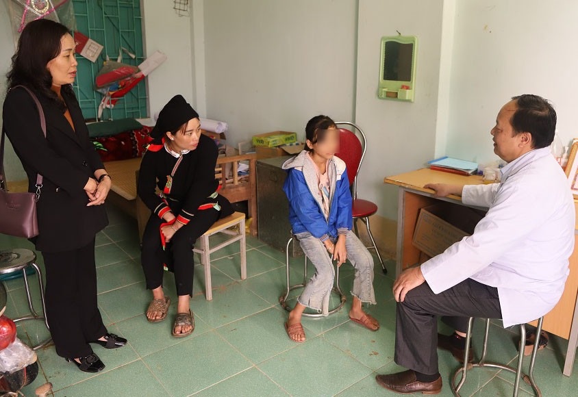 Đại diện Sở Y tế Cao Bằng thăm khám cho học sinh mắc chứng rối loạn phân ly tập thể. Ảnh: Sở Y tế Cao Bằng.