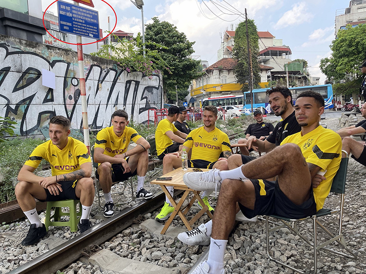 Các cầu thủ Dortmund ngồi "cà phê đường tàu"
