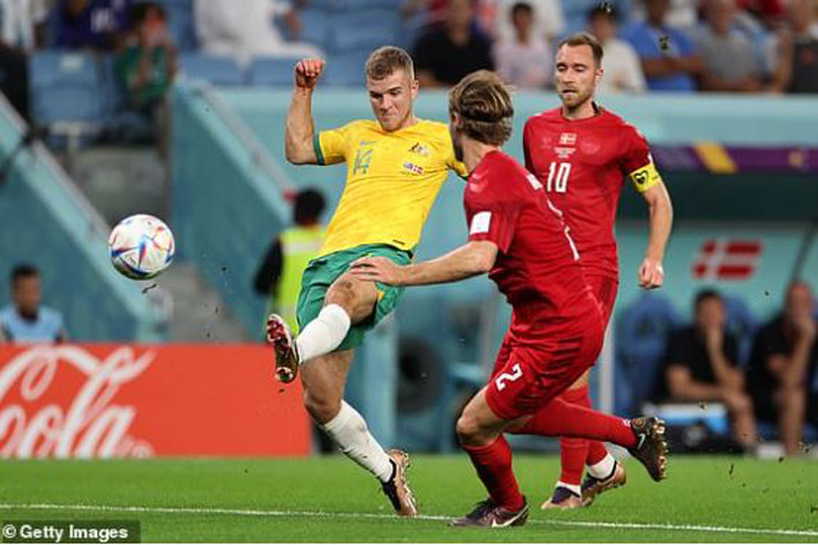 Riley McGree tung cú sút táo bạo