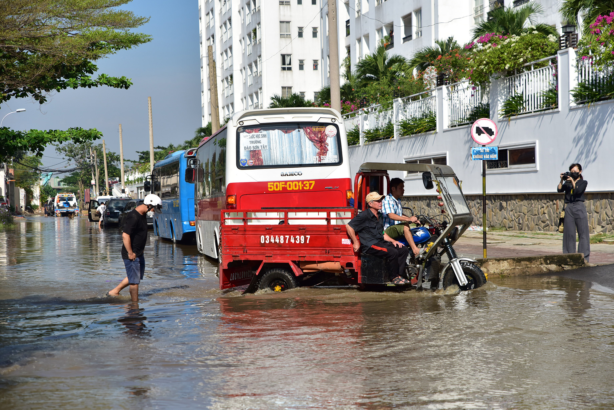 Sáng 30/11, đường số 30 đoạn trước chung cư 4S Linh Đông, TP Thủ Đức (TP.HCM) vẫn đang ngập nước do sự cố vỡ cống, gây ngập nặng khu vực này từ đêm 29/11.
