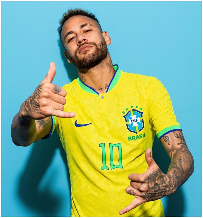 Neymar Jr là cầu thủ bóng đá người Brazil hiện đang thi đấu ở vị trí tiền đạo. Cầu thủ sinh năm 1992 luôn nằm trong top những người giàu nhất làng bóng đá. Neymar sở hữu phong cách thời trang cá tính và đầy ấn tượng.
