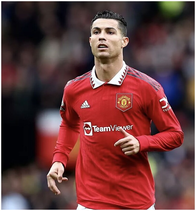 Cristiano Ronaldo là cái tên đã quá nổi tiếng trong làng bóng đá. Cầu thủ 37 tuổi người Bồ Đào Nha này hiện đang thi đấu ở vị trí tiền đạo, sở hữu gương mặt nam tính và phong cách vạn người mê.
