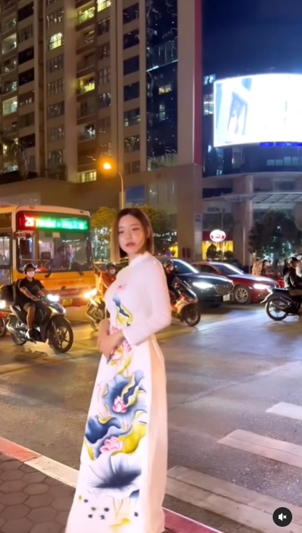 DJ Soda mặc áo dài dạo phố đêm ở Hà Nội.