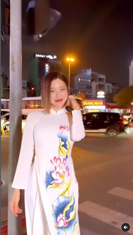 &#34;DJ xinh nhất Hàn Quốc&#34; thu hút ánh nhìn trên phố đêm Hà Nội với áo dài - 1